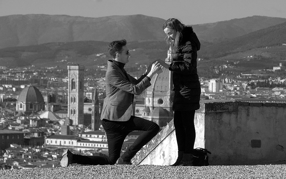 Dream proposal an engagement in Florence Tuscany by italian wedding photographer